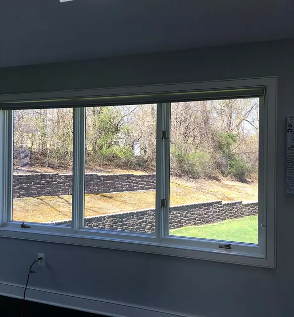 Walls and ceiling in one tone — Window wall and gray ceiling