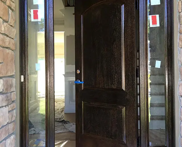 Doors, sidelights, and casing — Entry door detail